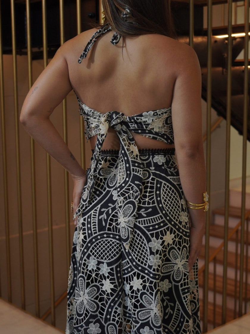 Set Pamela Negro Bordado Halter con Falda Larga Elegante