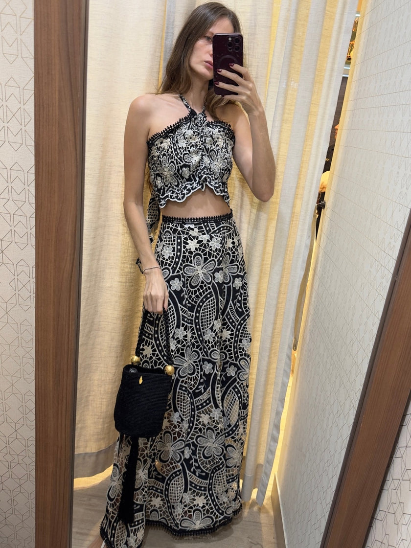 Set Pamela Negro Bordado Halter con Falda Larga Elegante