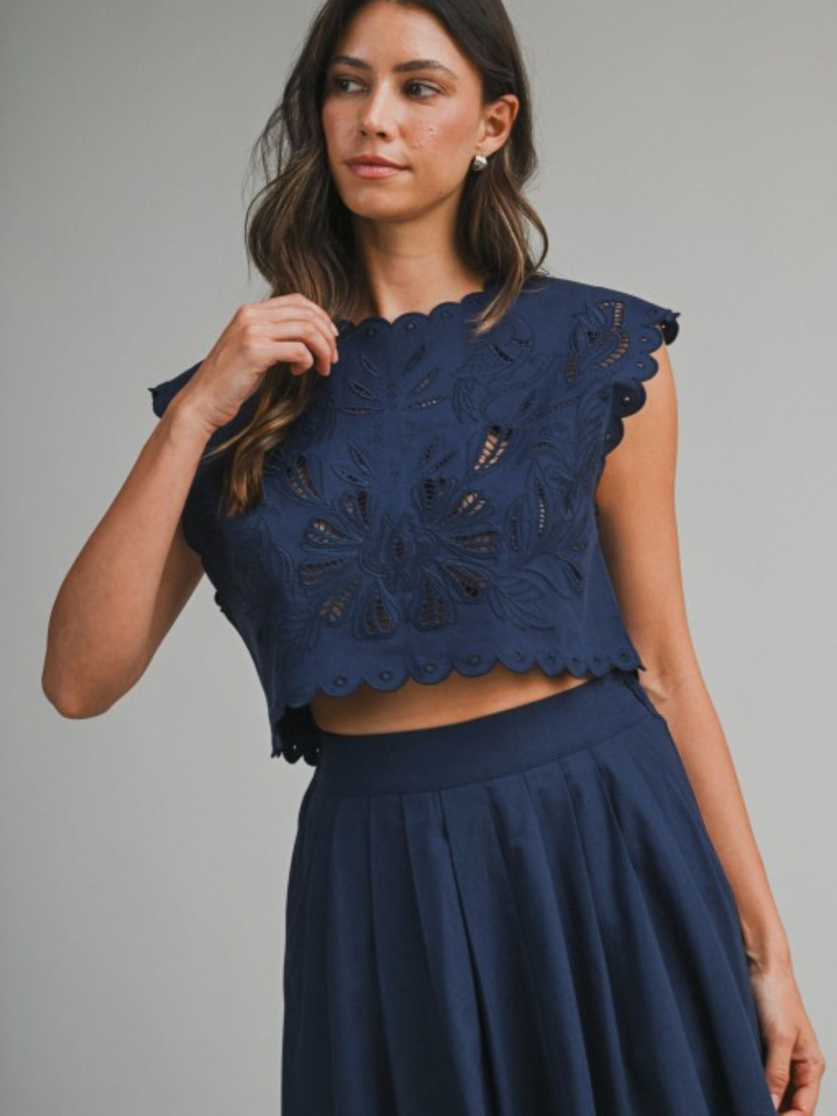 Set Midi Azul Elegante con Falda y Blusa Bordada
