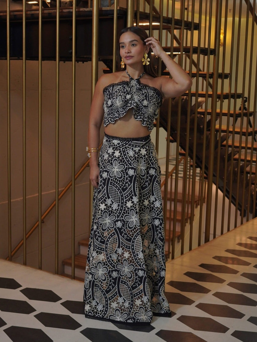 Set Pamela Negro Bordado Halter con Falda Larga Elegante