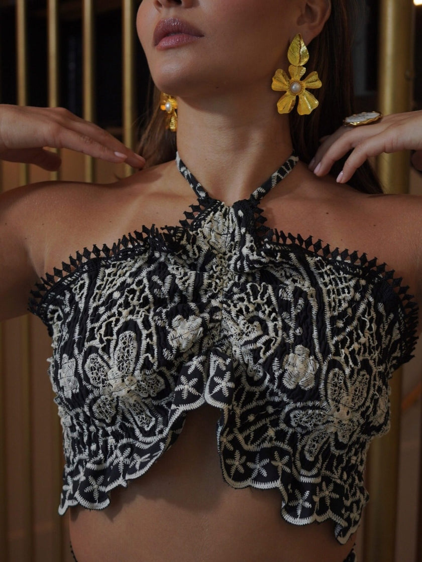 Set Pamela Negro Bordado Halter con Falda Larga Elegante