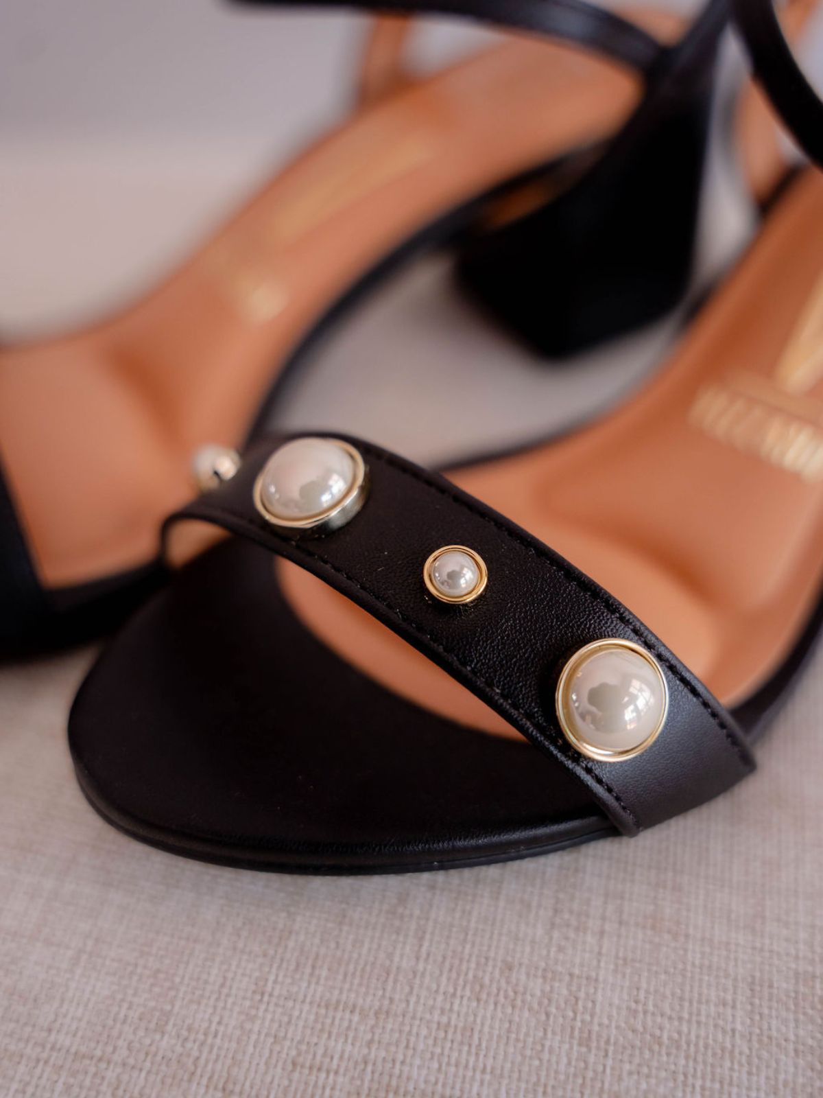 Sandalias 4 perlas negro